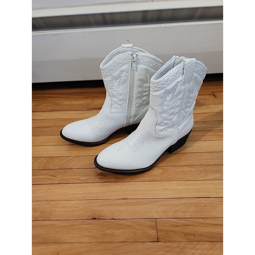 Coconuts By Matisse Women's White Low Short Cowboy Cowgirl Boots - Size 7.5